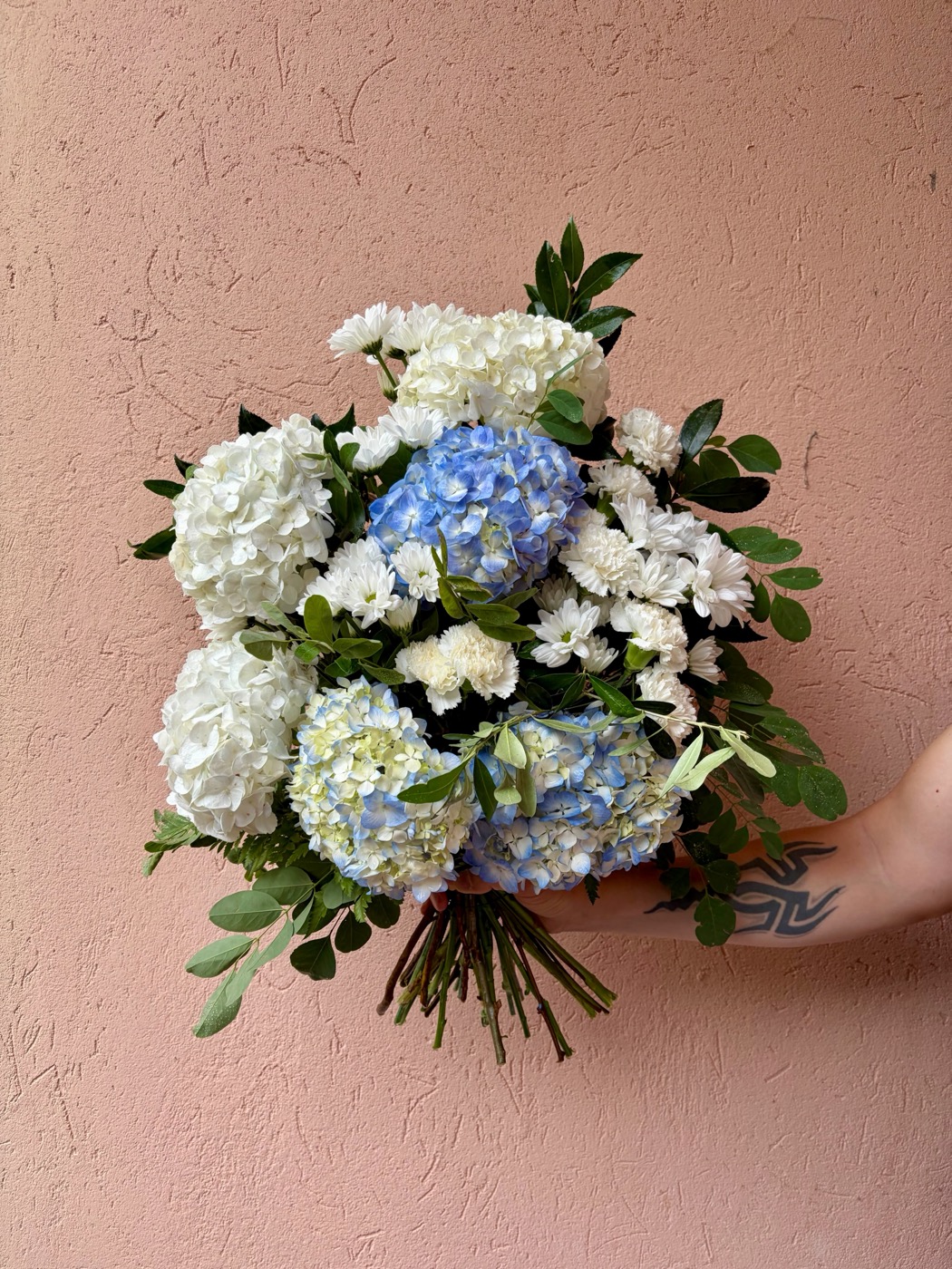 Bouquet di ortensie bianche e azzurre