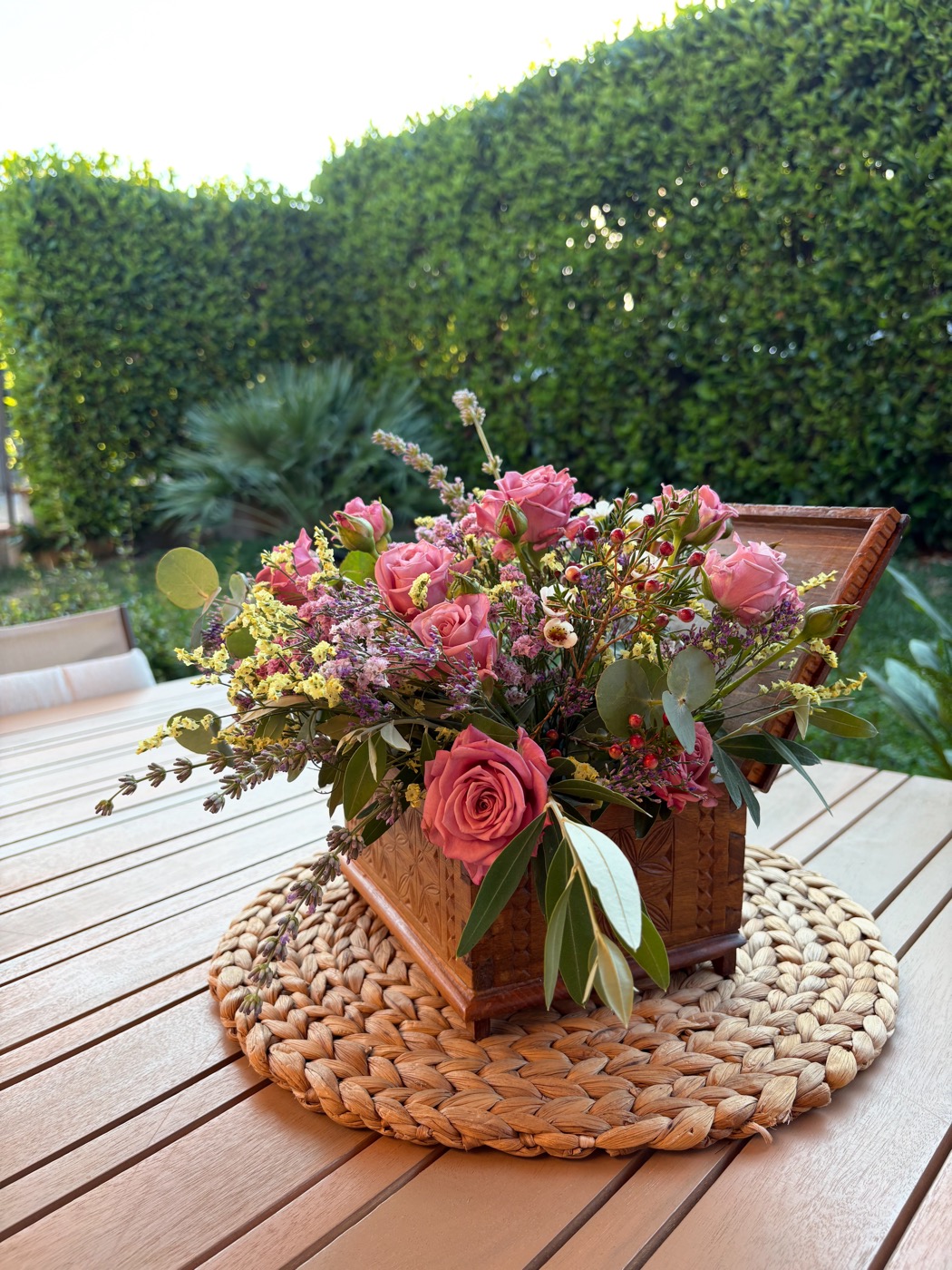 Composizione di rose rosa in cesto