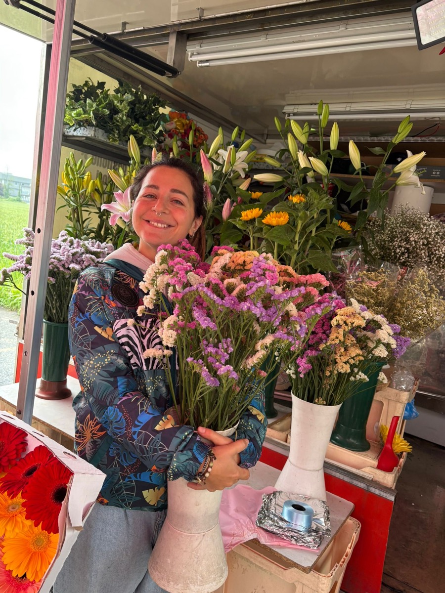 Giulia di ÁNTHOS al banco fiorito